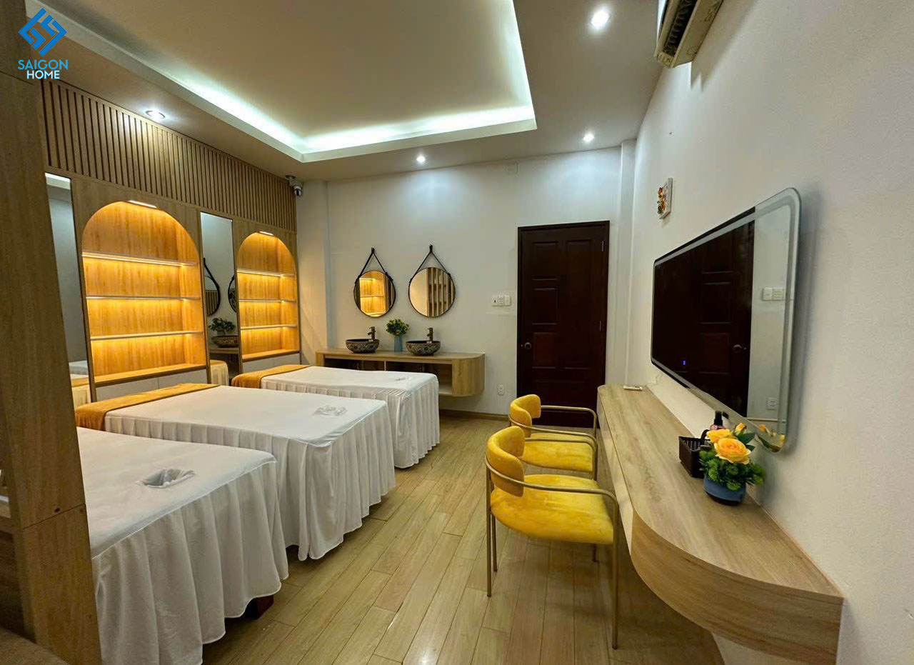 Bàn ghế và gương được bố trí phù hợp 