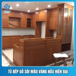 Tủ bếp gỗ sồi màu vàng nâu phong cách hiện đại
